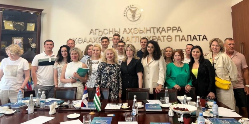 В Торгово-промышленной палате Республики Абхазия состоялась встреча президента Тамилы Мерцхулава с делегацией участников инвестиционного тура во главе с генеральным директором «Денова Недвижимость» Натальей Девятковой